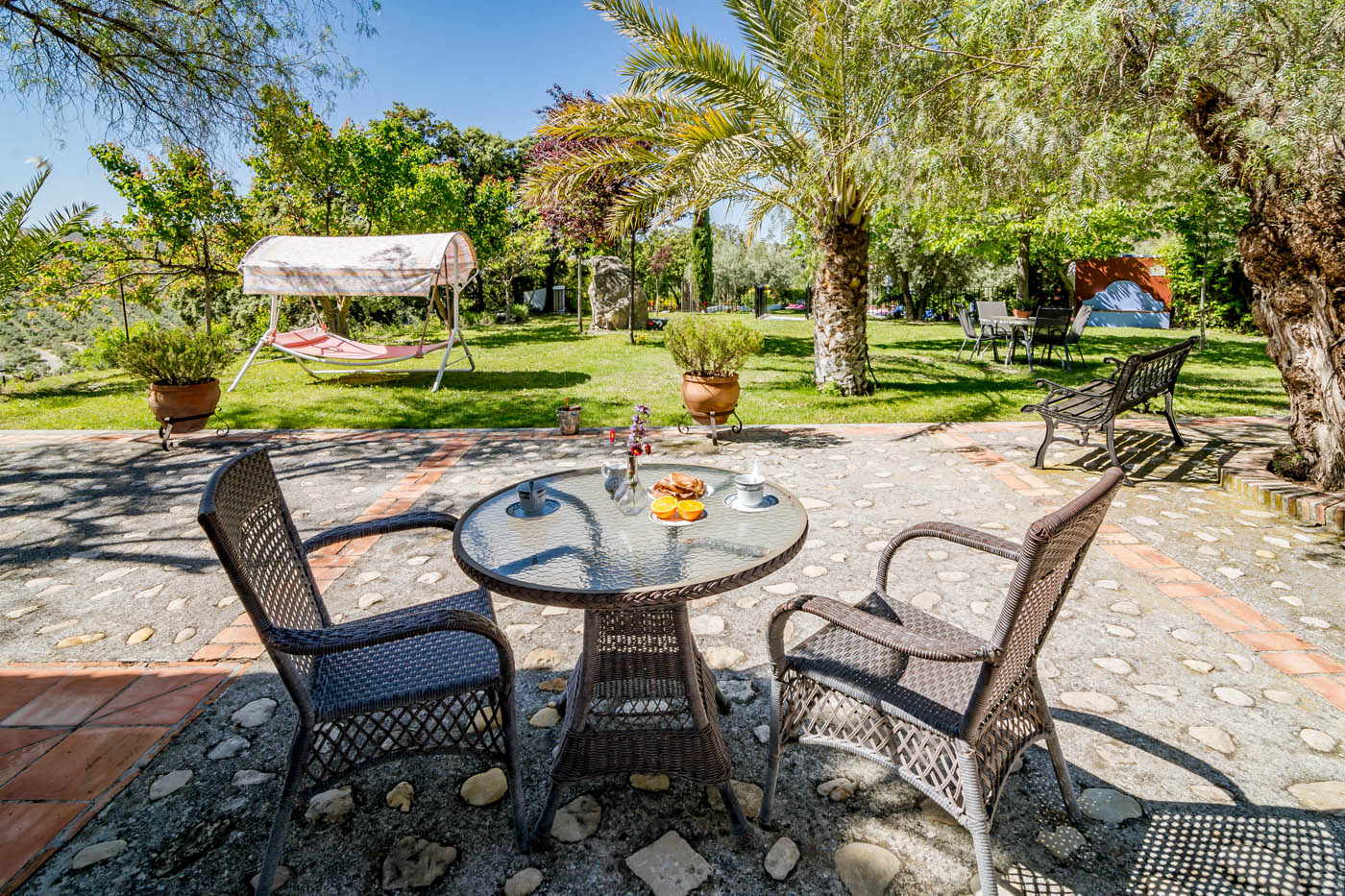 Mientras caminas por los jardines encontrarás diferentes lugares para relajarte